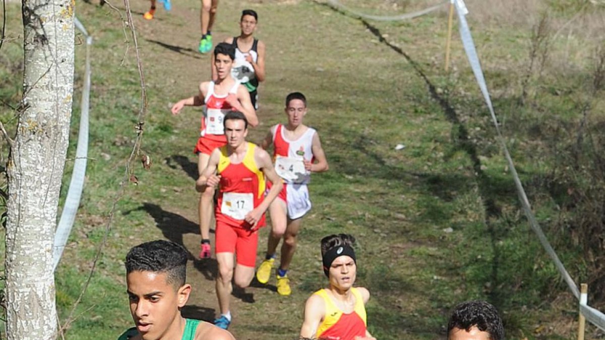 Oumaiz, Mahhoub y García dominaron la prueba juvenil masculina en un circuito abarrotado.-ISRAEL L. MURILLO
