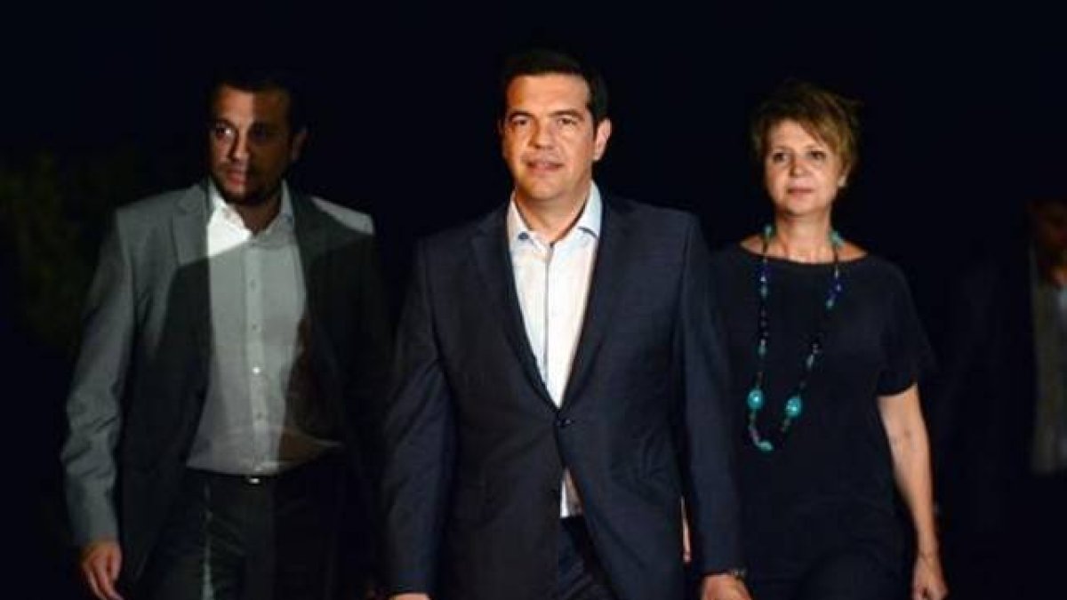 Alexis Tsipras, rodeado de sus aliados, ayer en Atenas.-Foto: AFP / LOUISA GOULIAMAKI