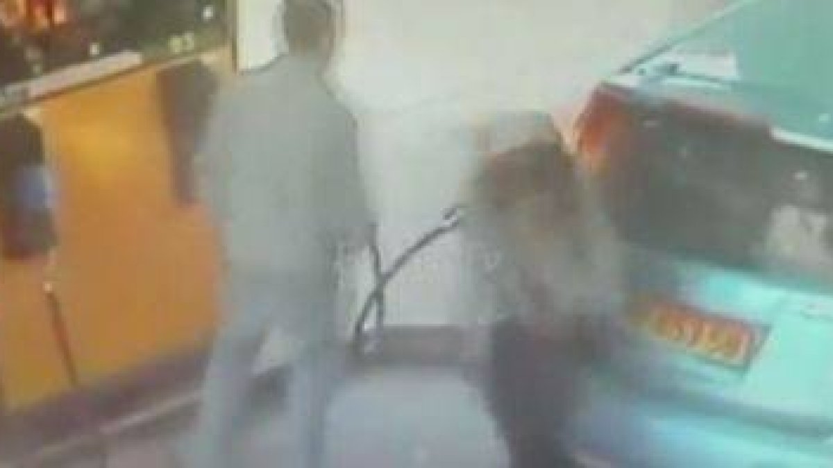 Vídeo de la cámara de seguridad de la gasolinera en que se ve como una mujer le incendia el coche al hombre que se negó a darle un cigarrillo.-YOUTUBE