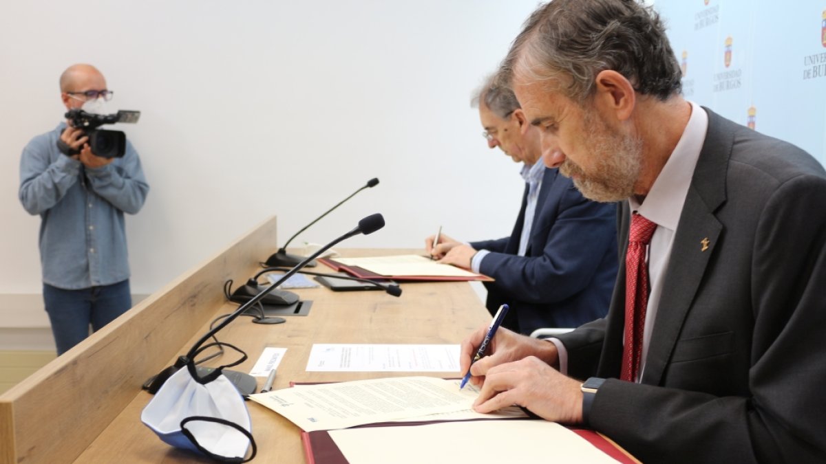 El presidente de la Fundación de la UBU y FAE son los firmantes del acuerdo. UBU