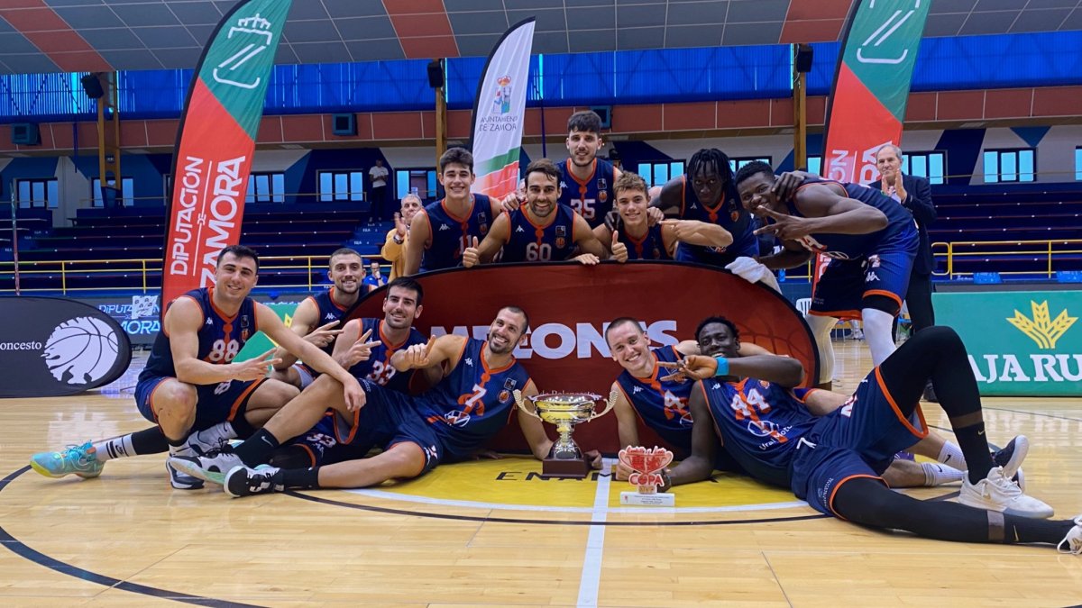 Los jugadores del Tizona UBU posan con el trofeo conquistado en Zamora. FBCYL