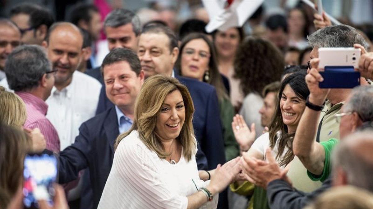 La presidenta de Andalucía y candidata a la Secretaría General del PSOE, Susana Díaz, acompañada por el secretario general del partido en Castilla-La Mancha, Emiliano García-Page, a su llegada a un acto con militantes celebrado hoy en Toledo.-EFE