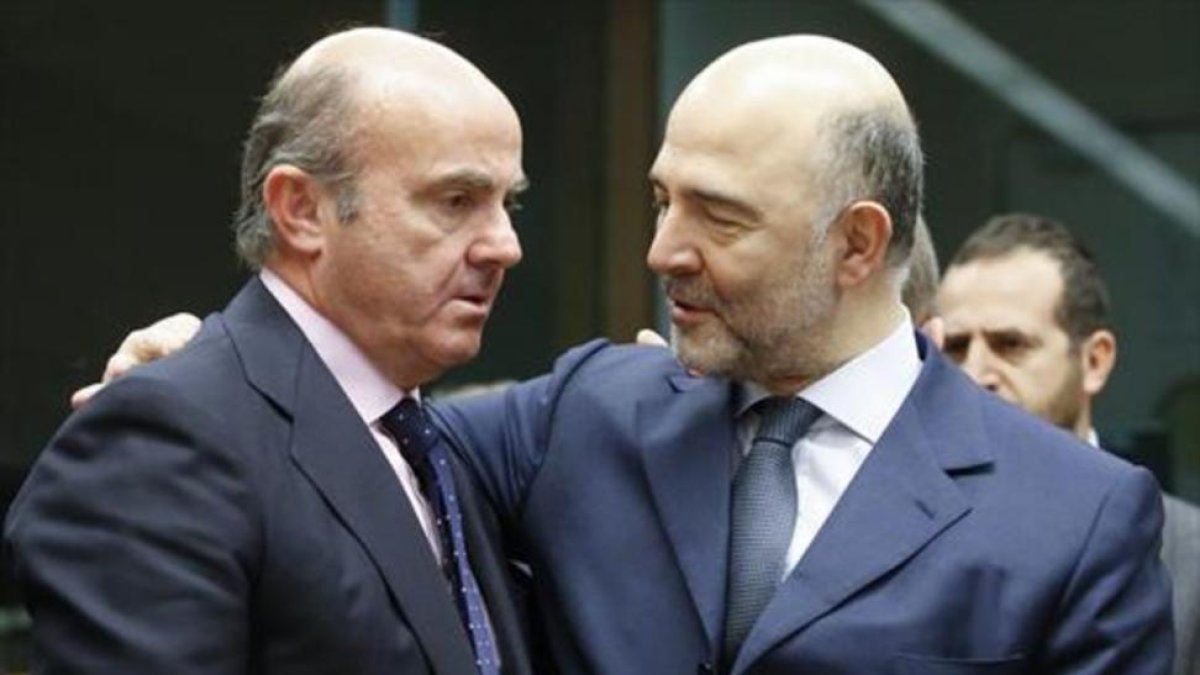 Luis de Guindos con el comisario europeo de Asuntos Económicos, Pierre Moscovici.-