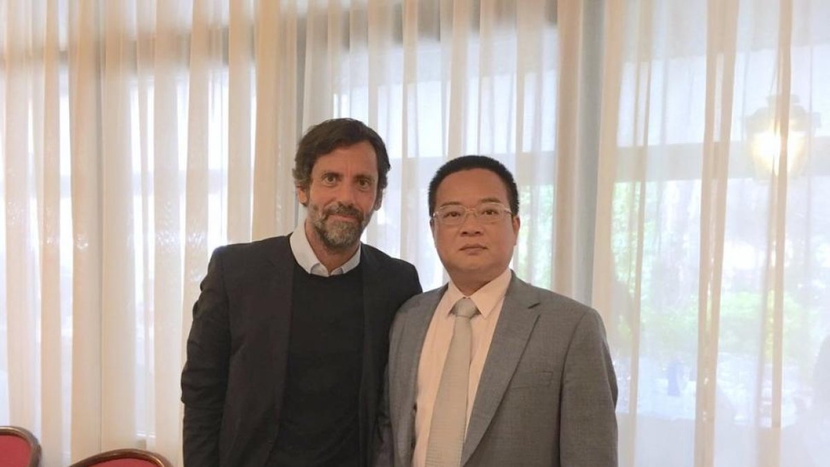 Quique Sánchez Flores posa junto a Chen Yansheng tras sellar el contrato.-