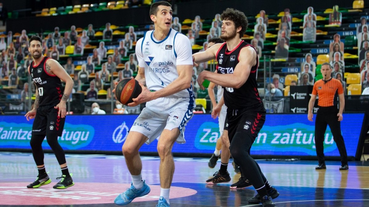 Kravic postea ante Toté. ACB PHOTO / A. ARRIZABALAGA