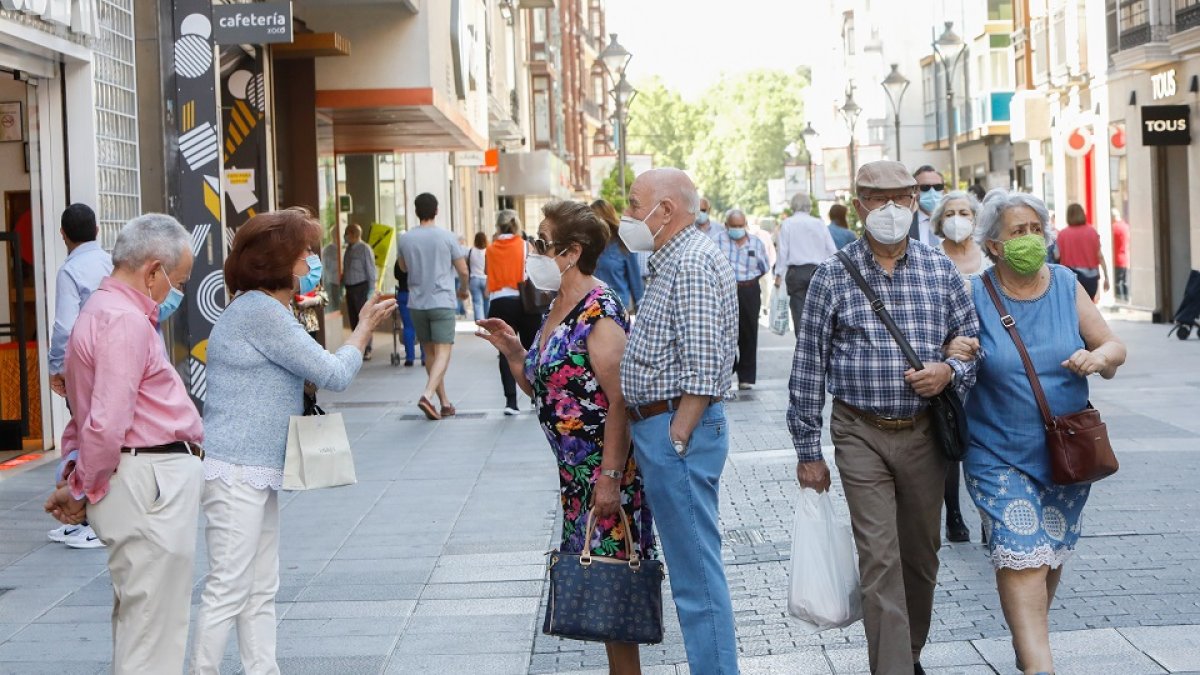 JUAN MIGUEL LOSTAU. 02/06//2020. VALLADOLID. COMUNIDAD DE CASTILLA Y LEÓN. PERSONAS MAYORES PASEANDO.