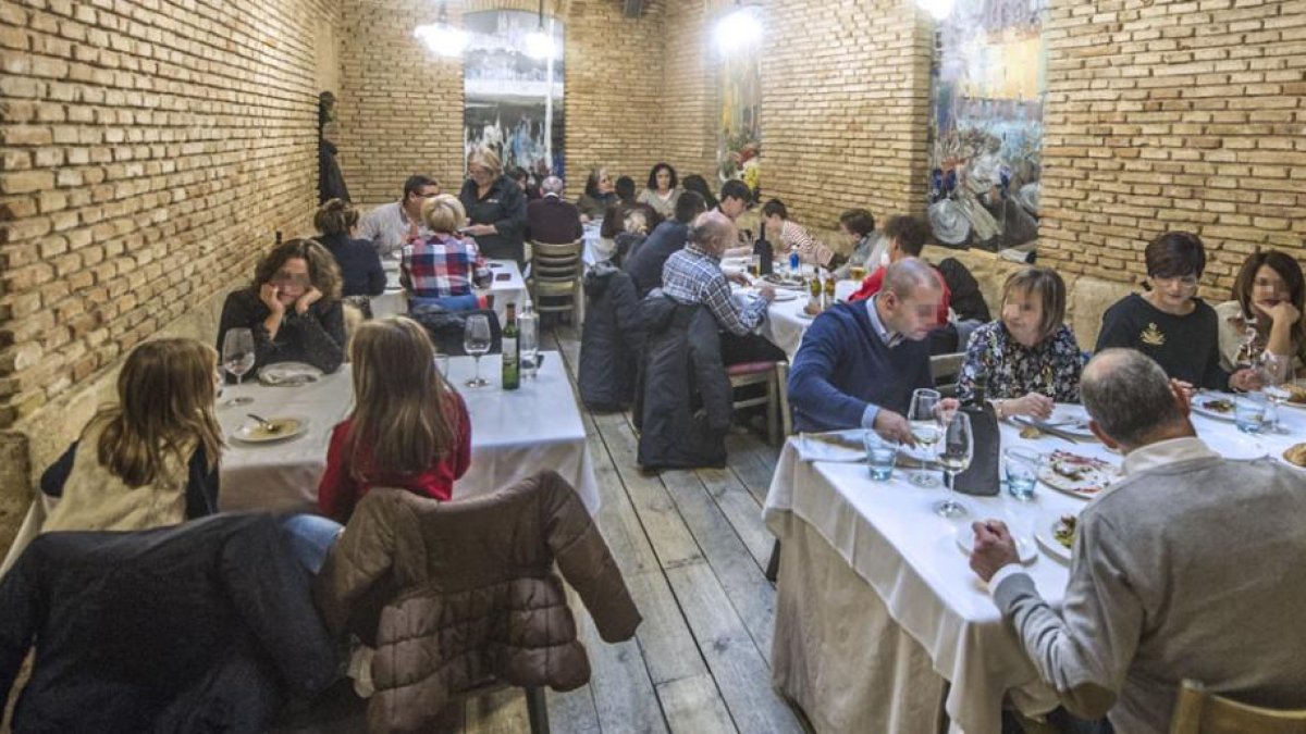 Durante estas fechas, las comidas y cenas con familiares, amigos y compañeros de trabajo llenan los restaurantes de la capital.-ISRAEL L. MURILLO
