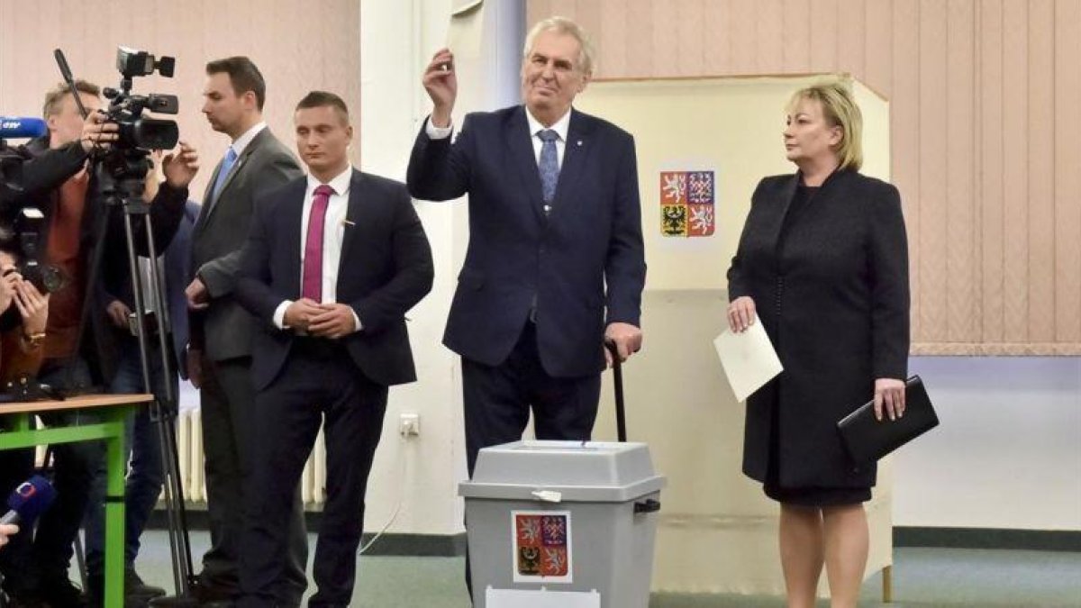 Milos Zeman deposita su voto en las elecciones presidenciales en la República Checa.-VIT SIMANEK / AP