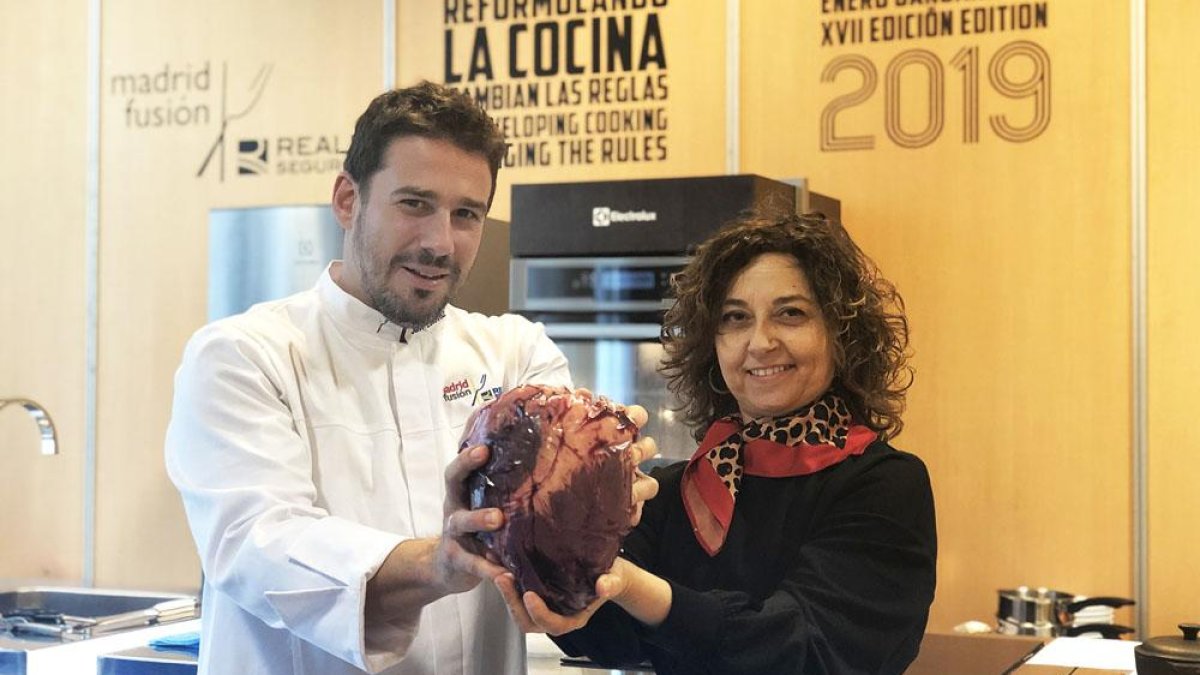 Gema Fernández y Javier Estévez con un corazón de potro hispano bretón de Burgos en la cita de ayer en el evento culinario madrileño.-ECB
