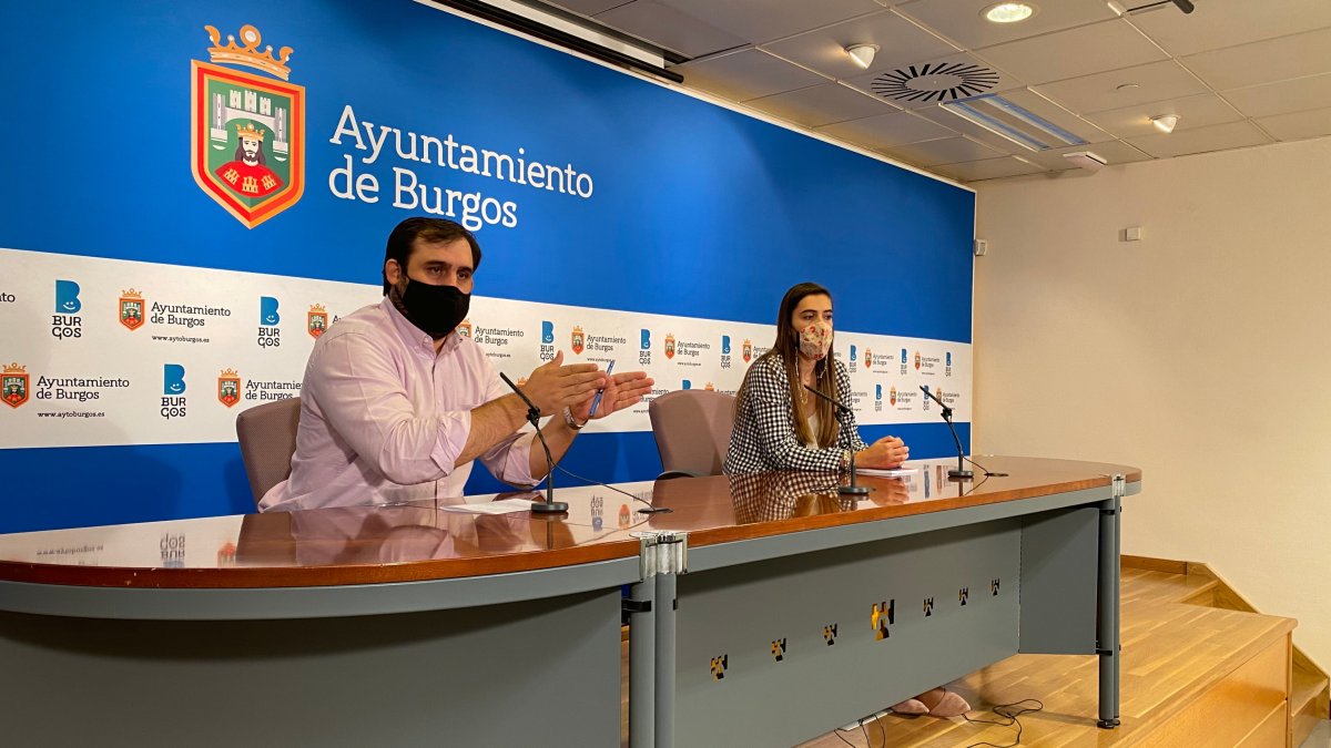 Los concejales del PP, Jorge Berzosa y Andrea Ballesteros, en rueda de prensa. ECB