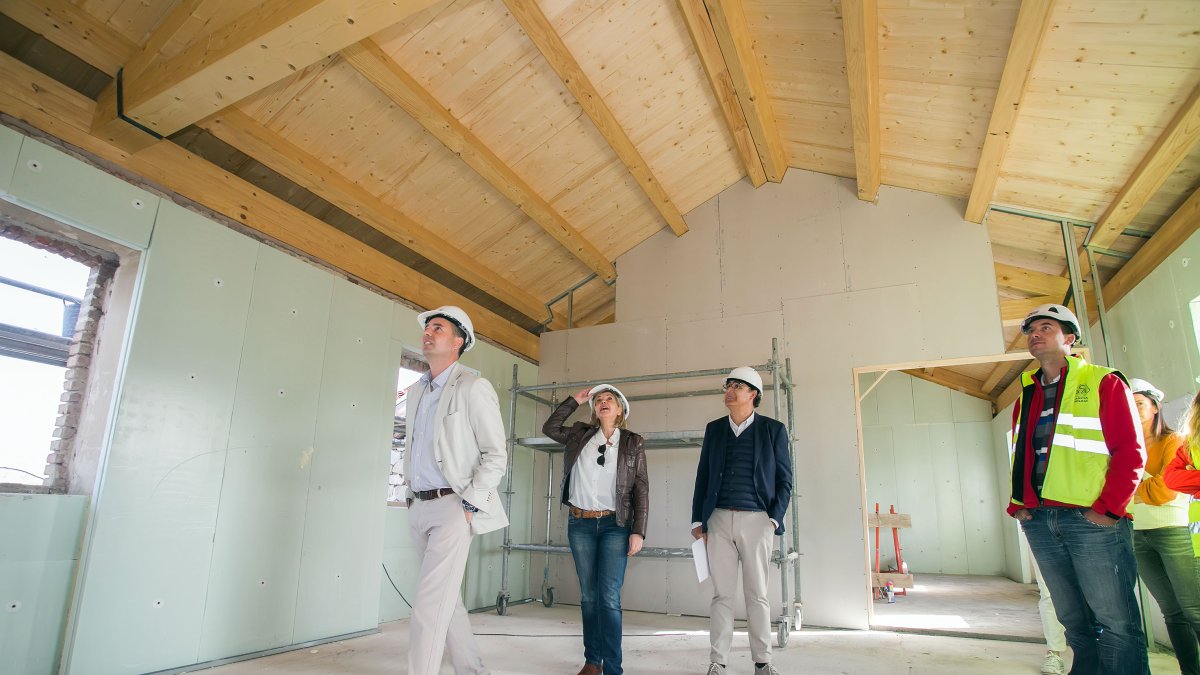 El alcalde, Daniel de la Rosa, y la concejala de Patrimonio municipal, Sonia Rodríguez, en la visita a las obras del centro municipal de Villagonzalo-Arenas. TOMÁS ALONSO