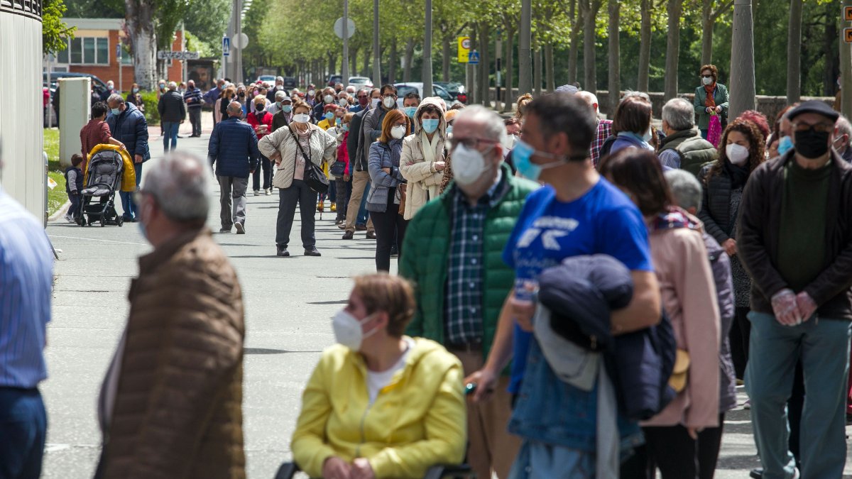 Imagen de una cola para vacunación. TOMÁS ALONSO