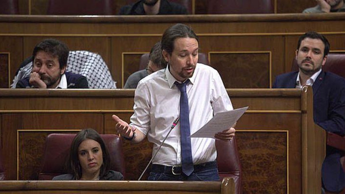 Iglesias hace un 'copy-paste' en el Congreso de las preguntas de Évole a Rajoy.-DAVID CASTRO / SERGIO LAINZ