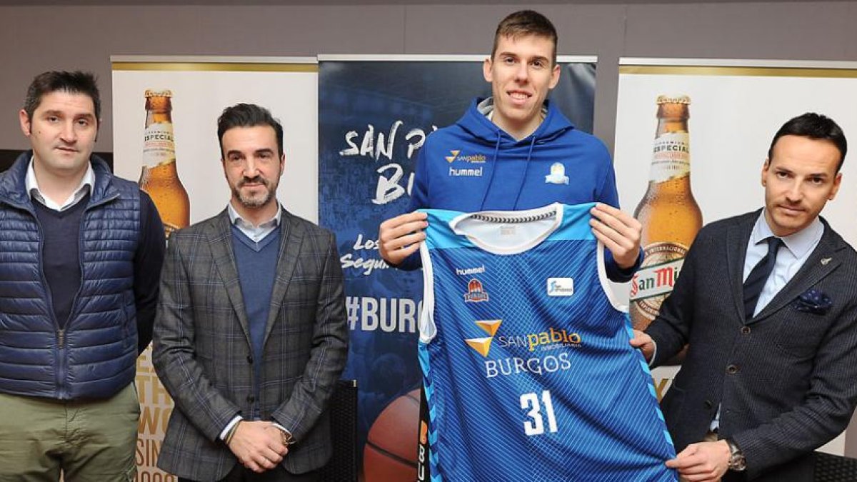 Cancar posa con la camiseta del San Pablo, ayer, durante su presentación.-ISRAEL L. MURILLO