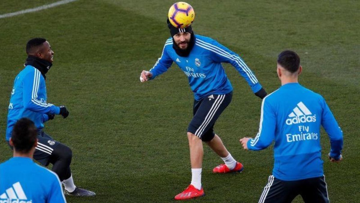 Benzema toca de cabeza ante Vinicius y Asensio en Valdebebas-JUANJO MARTÍN (EFE)