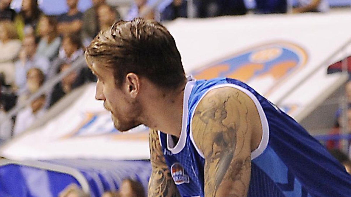 Javi Vega sigue el partido con la articulación inmovilizada.-MARÍA GONZÁLEZ / SPB