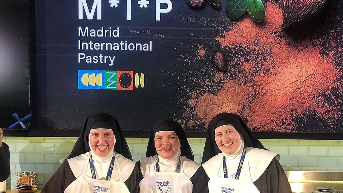 Las monjas clarisas muestran algunas de sus creaciones durante el taller que impartieron en Madrid Fusión.-ECB