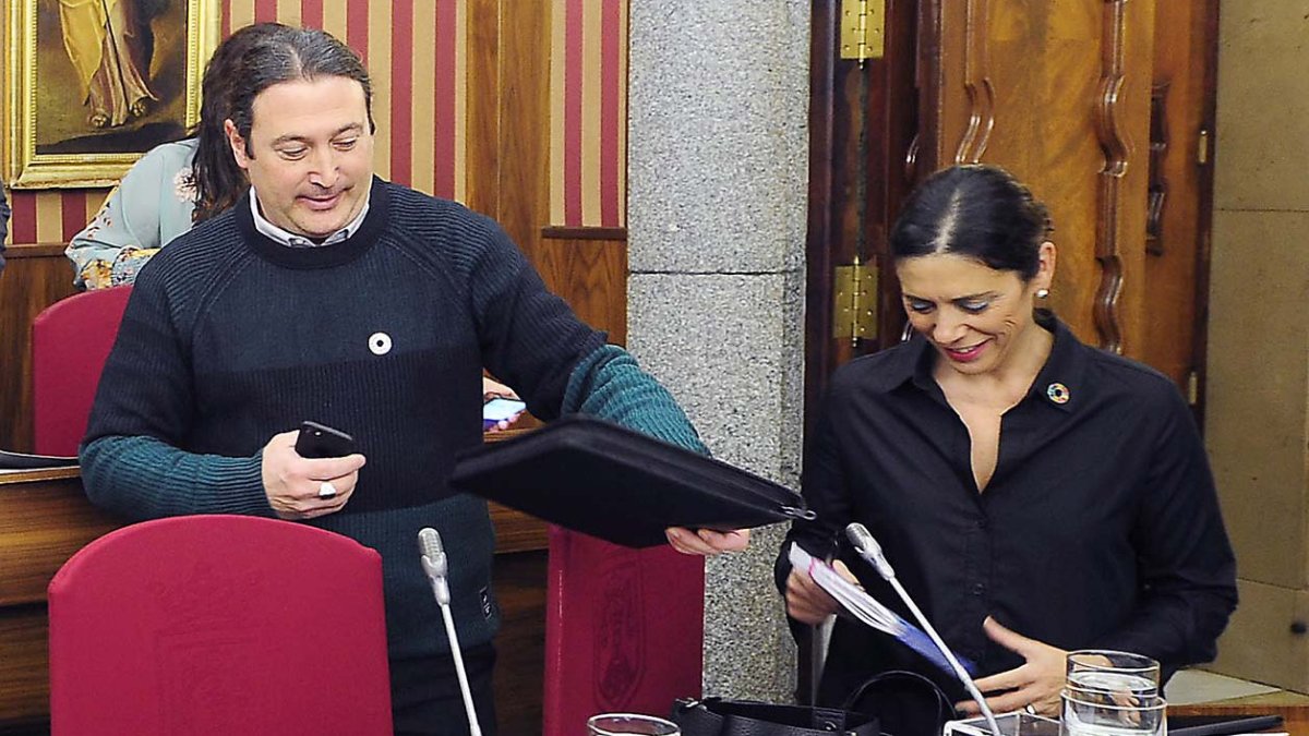 Israel Hernando y Margarita Arroyo, concejales de Podemos en Burgos, minutos antes de un pleno municipal. ECB