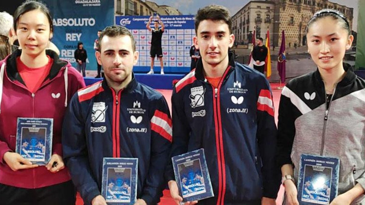 De izquierda a derecha Wang Ziphei, Ausín, Carlos Caballero y Sofía Xuang tras pasar con el podio.-