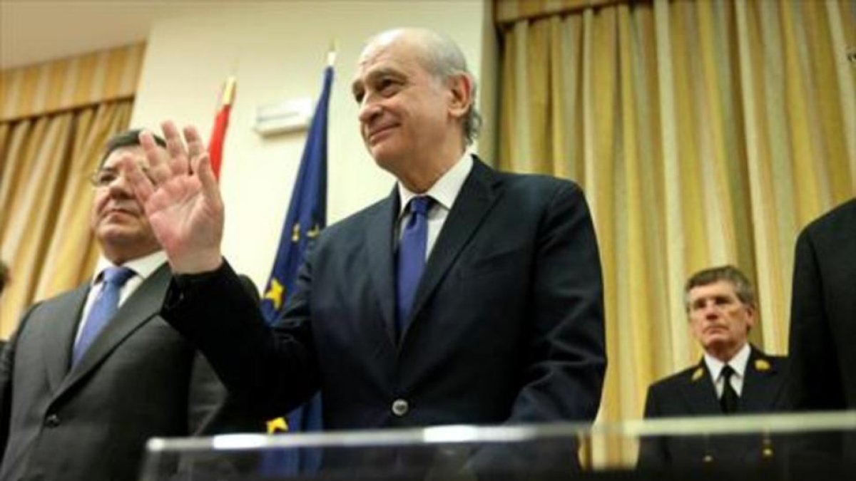 Jorge Fernández Díaz, antes de su comparecencia en la comisión de investigación del Congreso, ayer.-JUAN MANUEL PRATS