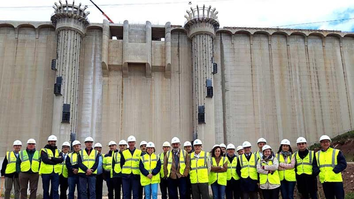 El subdelegado del Gobierno presidió ayer la reunión de la Comisión de Asistencia para informar del estado de las obras de la presa de Castrovido.-ECB