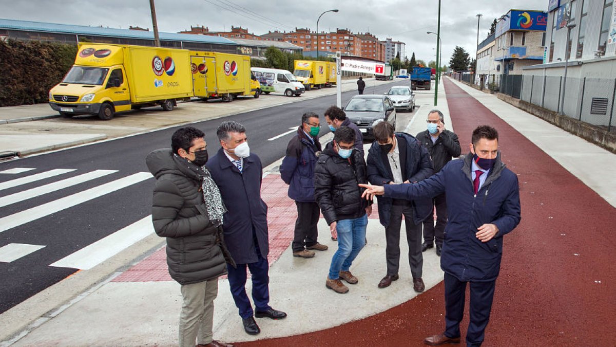 El alcalde de Burgos, Daniel de la Rosa (derecha), en una visita a la calle Padre Arregui en el polígono Burgos Este. TOMÁS ALONSO