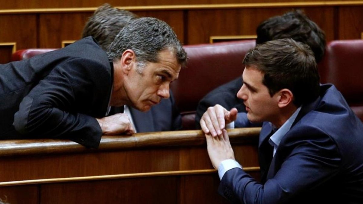 El presidente de la comisión anticorrupción del Congreso, Toni Cantó, con el líder de C's, Albert Rivera.-DAVID CASTRO