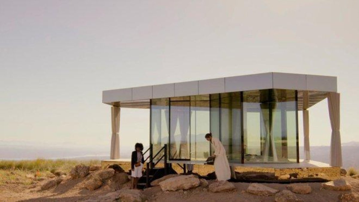 Imagen de la serie de Netflix Black mirror en la que aparece La casa del desierto, en Granada.-NETFLIX
