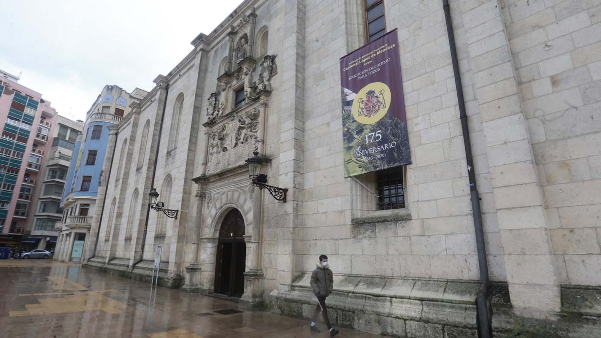 La fachada del Instituto Cardenal López de Mendoza luce una pancarta conmemorativa de sus 175 años de trayectoria. RAÚL G. OCHOA