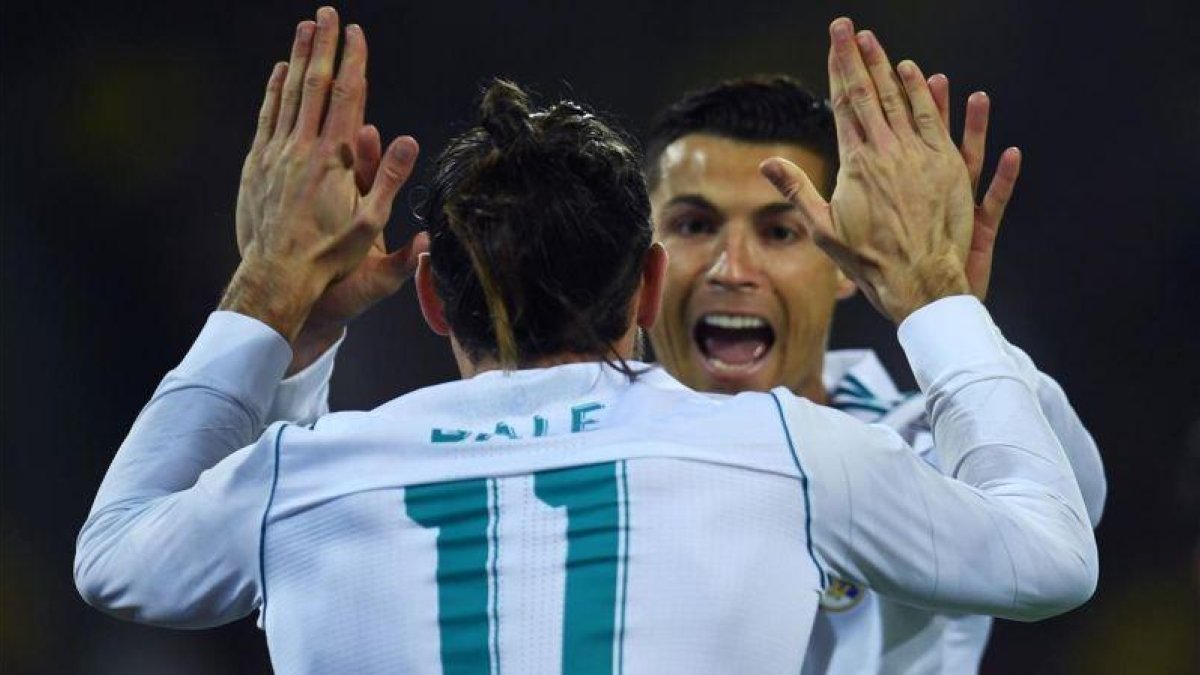 Cristiano Ronaldo celebra con Bale un gol frente al Borussia Dortmund.-AFP / PATRIK STOLLARZ