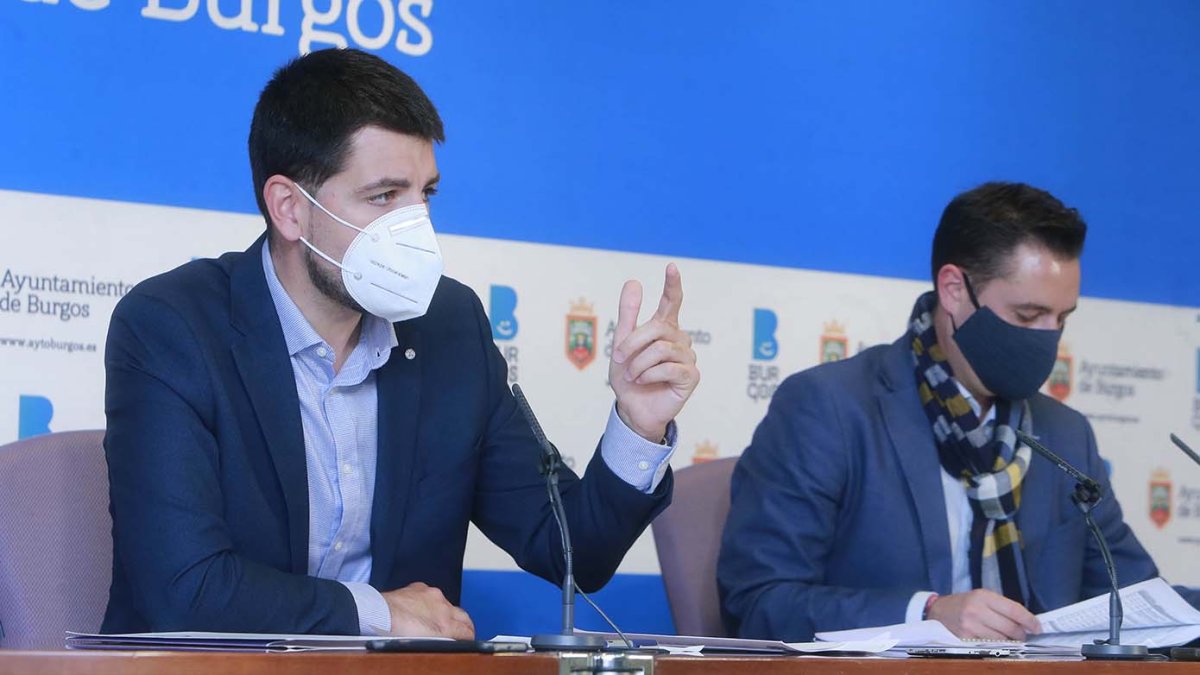 David Jurado, concejal de Hacienda, y el alcalde, Daniel de la Rosa, en la comparencia de ayer. RAÚL G. OCHOA