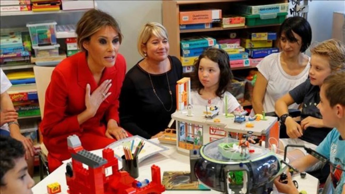Melania Trump, con los niños de un hospital de París.-REUTERS / PHILIPPE WOJAZER