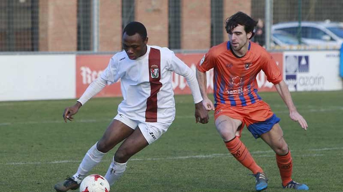 Manuel Maquina controla el balón durante un partido de la temporada 2017-2018.-RAÚL OCHOA