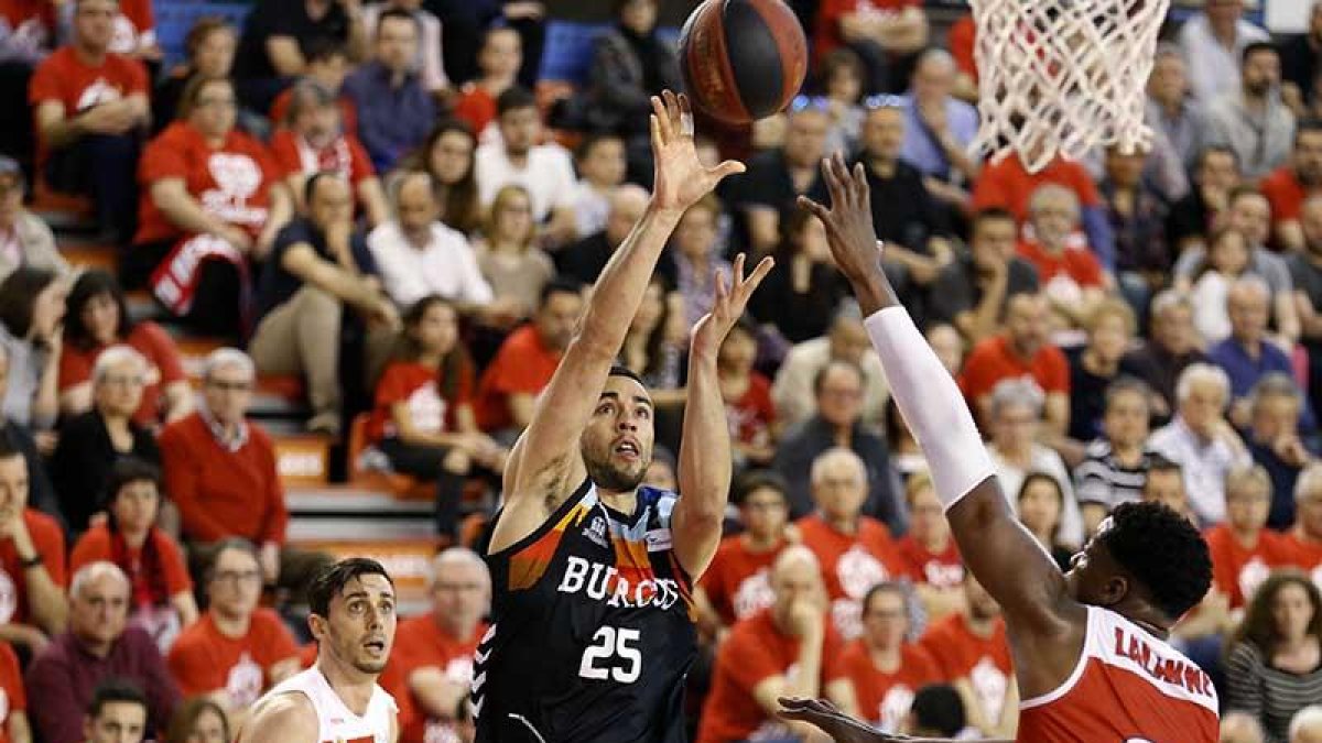 López lanza a canasta ante Lalanne, ayer, en el Nou Congost.-ACB PHOTO / J. ALBERCH