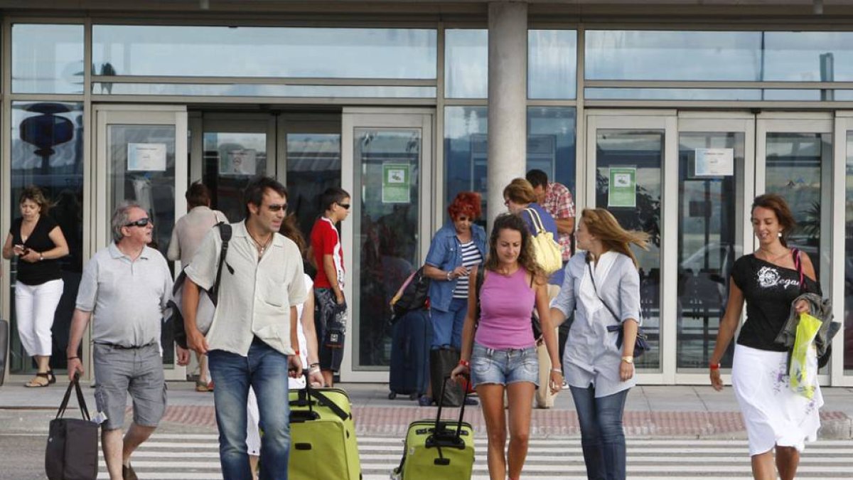 Un grupo de pasajeros a la salida del aeropuerto de Villafría.-RAÚL G. OCHOA
