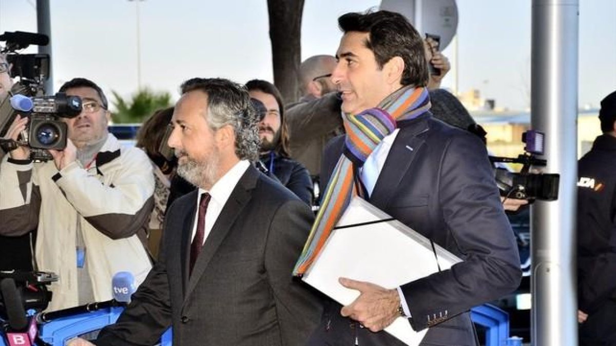 El exgerente de la Fundación Illesport, Gonzalo Bernal (derecha), este miércoles, a su llegada al juicio del 'caso Nóos'.-EFE / ATIENZA