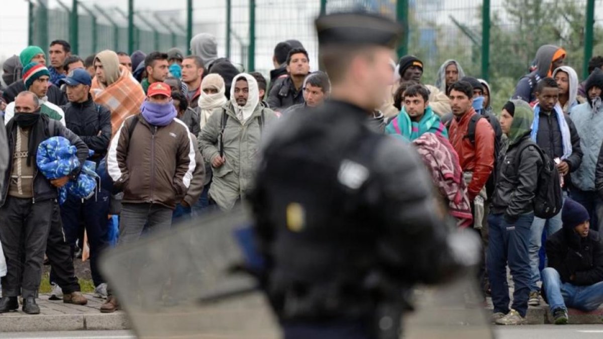Inmigrantes y refugiados en el campo de Calais.-AFP / DENIS CHARLET