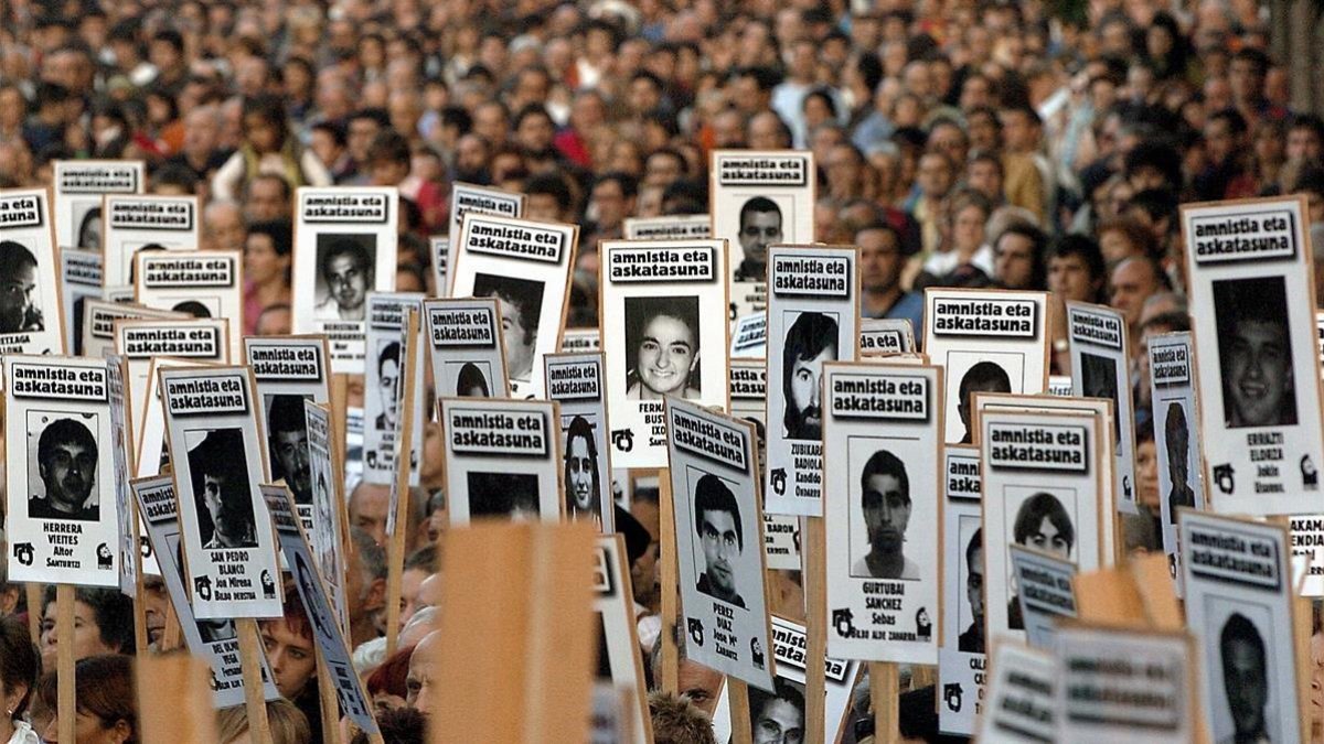 Manifestación a favor del acercamiento de presos, en el año 2006 en San Sebastián. /-JAVIER ECHEZARRETA (EFE)