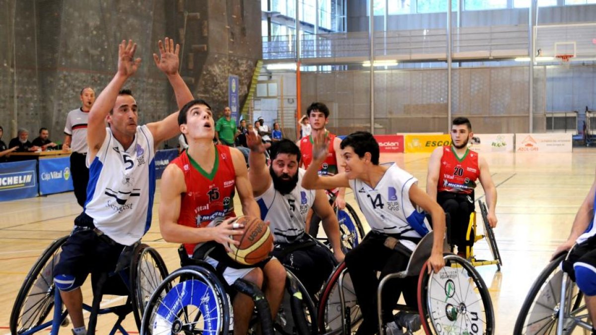 Imagen del partido que enfrentó en la primera vuelta a Zuzenak y Servigest.-ECB