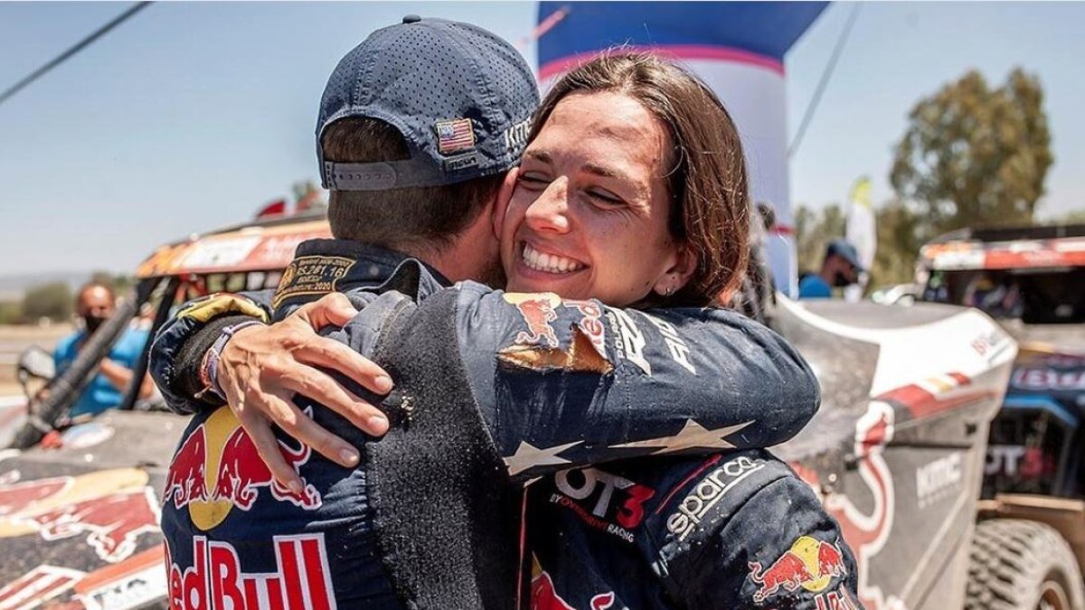 Cristina Gutiérrez se abraza a su copiloto Francois Cazalet tras finalizar el Dakar en tercer puesto de su categoría. ECB