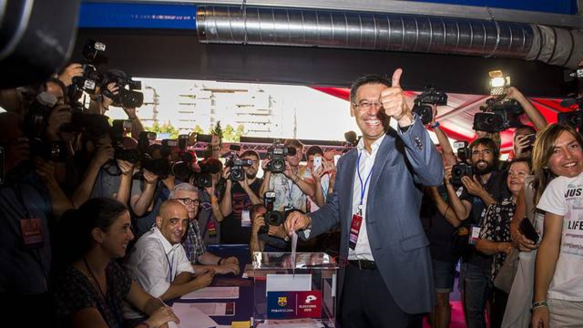 Josep Maria Bartomeu ha sido el primero de los cuatro candidatos en depositar su voto en la urna.-Foto: JORDI COTRINA
