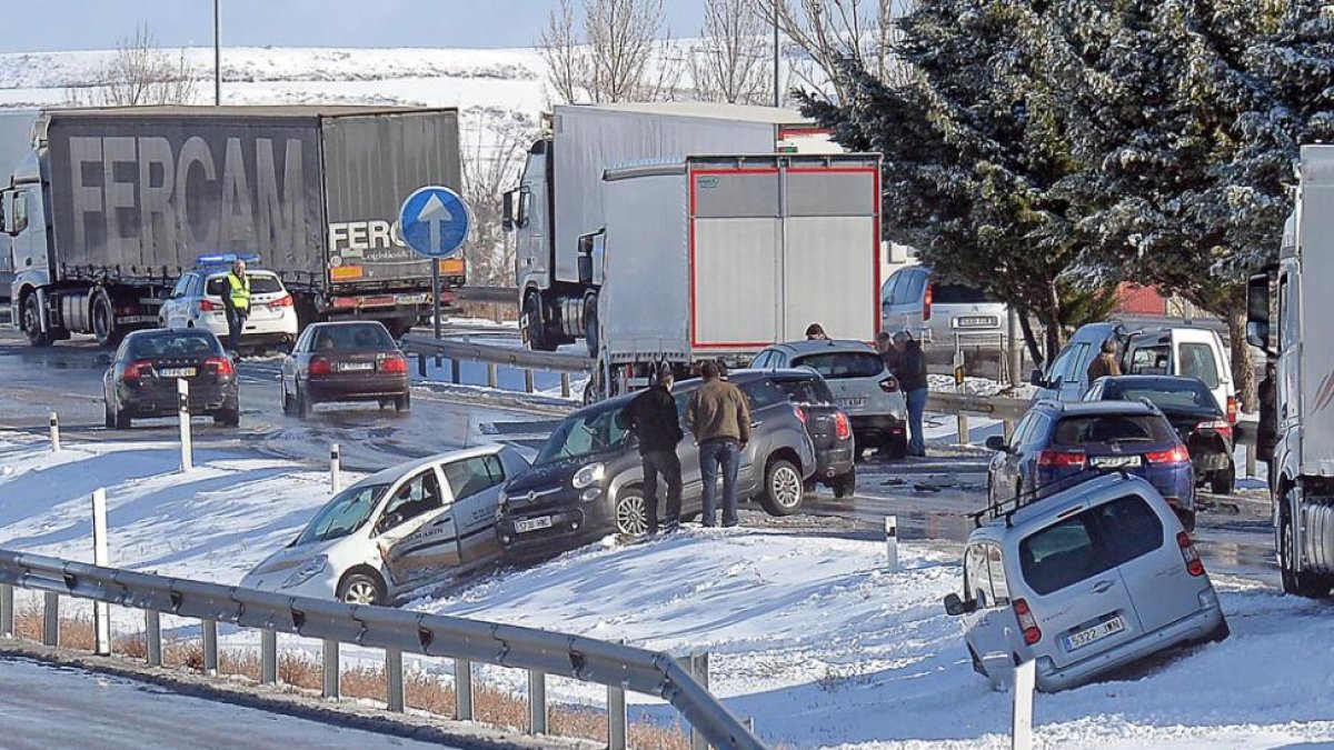 Colisión múltiple entre cuatro camiones y una decena de turismos en la AP-1 a la altura de Quintanapalla.-ICAL