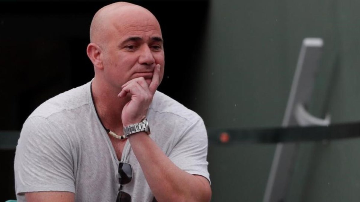 Agassi sigue el partido de Djokovic, desde el palco.-EFE / GONZALO FUENTES