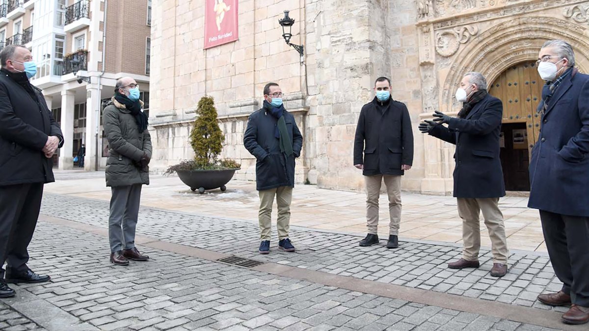 Las autoridades visitaron ayer el casco histórico de la localidad junto al alcalde, quien les pidió ayuda para conservar de forma conjunta sus elementos. ICAL