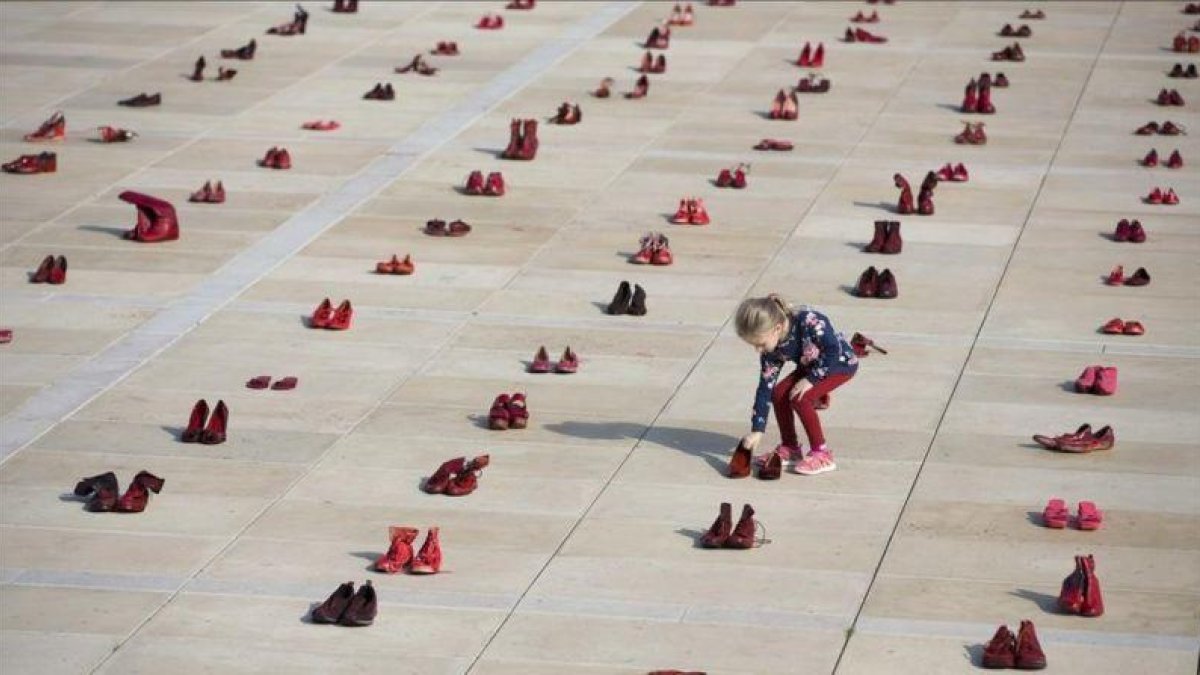 Zapatos rojos colocados cuidadosamente en la plaza Habima de Tel Aviv en una protesta contra la violencia contra las mujeres.-ODED BALILTY (AP)