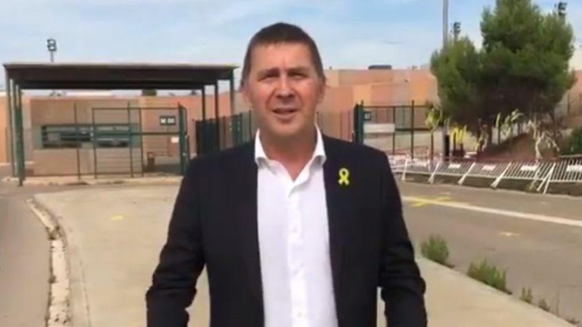 Otegui a la entrada de la cárcel de Lledoners.-EL PERIÓDICO