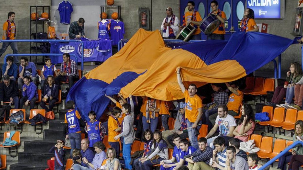 Imagen de la curva de Los Bochanos durante un partido de la pasada temporada. RAÚLOCHOA-RAÚL OCHOA