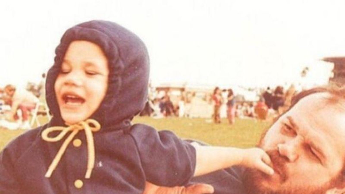 Meghan Markle, de niña, con su padre, Thomas Markle.-EL PERIÓDICO (YOUTUBE)