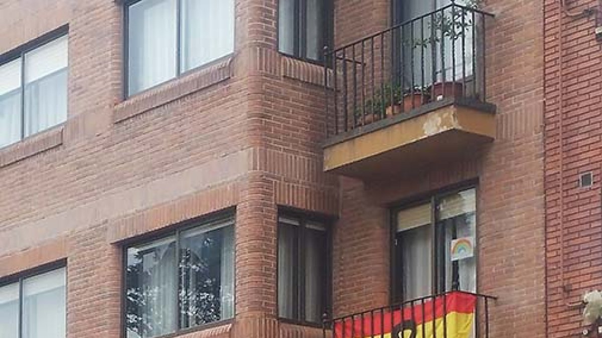 Un domicilio particular luce una bandera de España con crespón negro. ECB