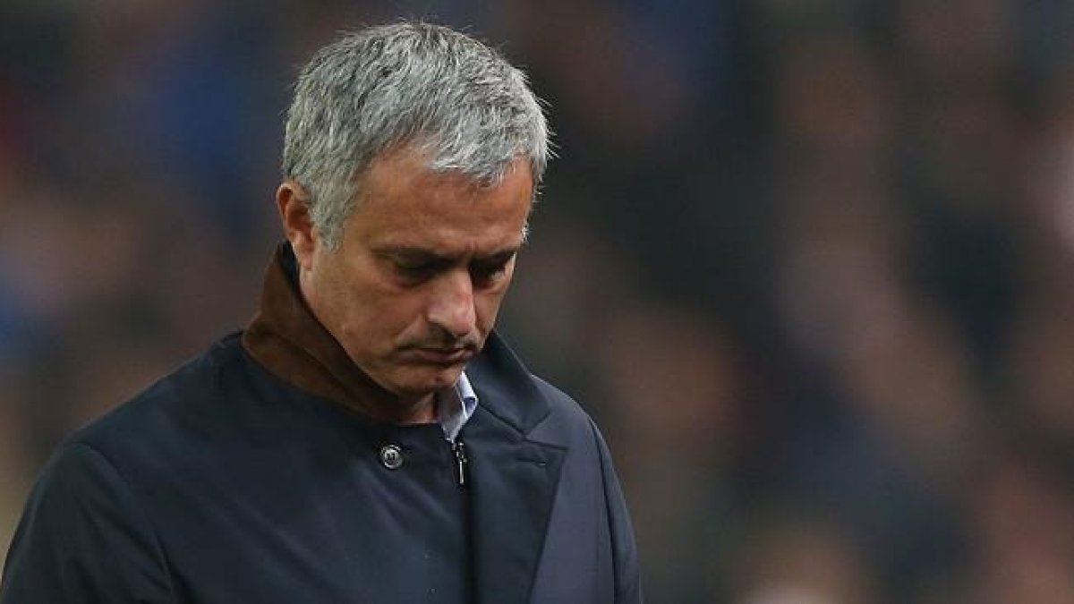 José Mourinho, cabizbajo tras la eliminación del Chelsea por el Stoke en la Copa de la Liga de Inglaterra.-REUTERS / ALEX MORTON